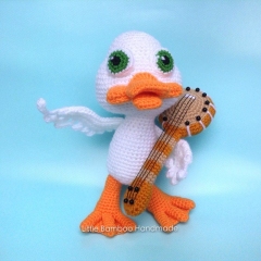 Duckie Playing Banjo amigurumi by Little Bamboo Handmade