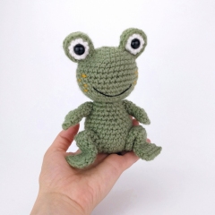 Ferdinand the Frog amigurumi pattern by Theresas Crochet Shop
