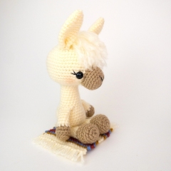 Lucy the Llama amigurumi by Theresas Crochet Shop