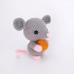 Maxwell the Mouse amigurumi by Theresas Crochet Shop