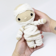 Tommy the Little Mummy amigurumi by Hello Yellow Yarn