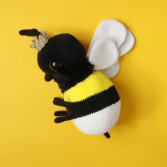 Mila The Bee amigurumi by Irene Strange