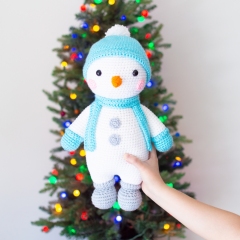 Eugene the Friendly Snowman amigurumi pattern by Bunnies and Yarn