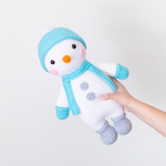 Eugene the Friendly Snowman amigurumi by Bunnies and Yarn