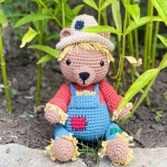 Scarecrow Bear amigurumi by Crochet to Play