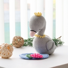 Chloe the Swan amigurumi pattern by RNata