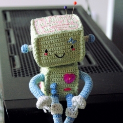 Lollo1.0 sitting robot amigurumi by Happy Coridon