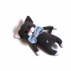 Little cat with bow tie amigurumi pattern by Crochetbykim