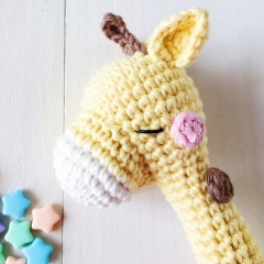 Shizuka the daydreamer giraffe amigurumi by Amigurumei