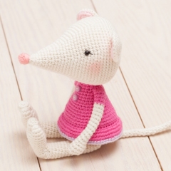 Mina the little mouse amigurumi pattern by Diminu