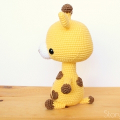 Cuddle-Sized Gerald the Giraffe amigurumi by Storyland Amis