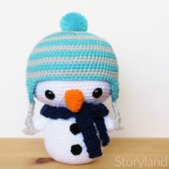 Cuddle-Sized Roly the Snowman amigurumi pattern by Storyland Amis