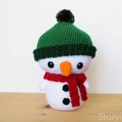 Cuddle-Sized Roly the Snowman amigurumi by Storyland Amis