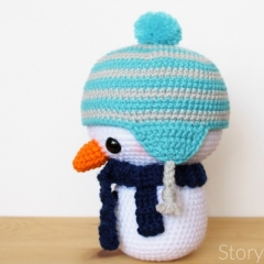 Cuddle-Sized Roly the Snowman amigurumi pattern by Storyland Amis