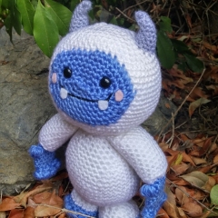 Happy Yeti amigurumi by Enchanthread