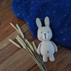 Barry the chubby bunny amigurumi by La Fabrique des Songes