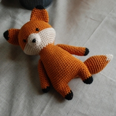 Fergus the fiery fox amigurumi pattern by La Fabrique des Songes