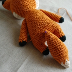 Fergus the fiery fox amigurumi by La Fabrique des Songes