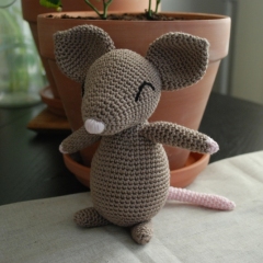 Mariette the mischievous mouse amigurumi by La Fabrique des Songes