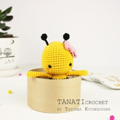 Mini Bee amigurumi pattern by TANATIcrochet