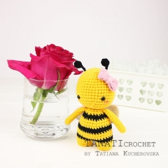 Mini Bee amigurumi by TANATIcrochet