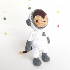 Cleo the astronaut monkey amigurumi pattern by Mongoreto