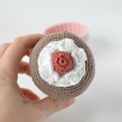 Birthday Cupcake amigurumi pattern by Elisas Crochet