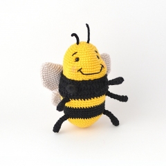 Bizzle the Bumblebee amigurumi pattern by Elisas Crochet
