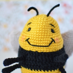 Bizzle the Bumblebee amigurumi by Elisas Crochet