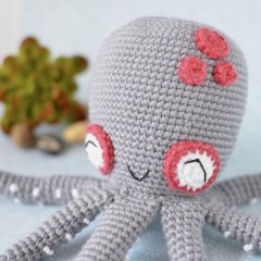 Caroline the Octopus amigurumi pattern by Elisas Crochet