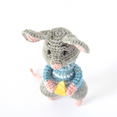 Ceddar the Mouse amigurumi pattern by Elisas Crochet