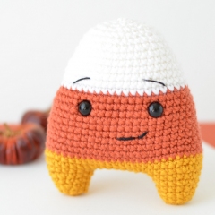 Hugo the Candy Corn amigurumi by Elisas Crochet