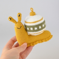 Martha the Christmas Snail amigurumi by Elisas Crochet