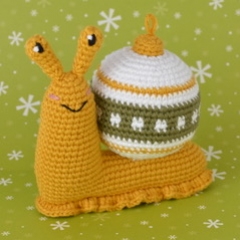 Martha the Christmas Snail amigurumi pattern by Elisas Crochet