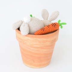 Nugget the Carrot Lover amigurumi by Elisas Crochet