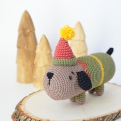 The Elf on the Shelf Sausage Dog amigurumi pattern by Elisas Crochet