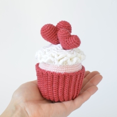 Valentine Cupcake amigurumi pattern by Elisas Crochet