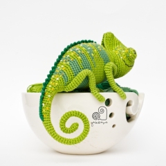 Carl the Chameleon amigurumi pattern by YarnWave