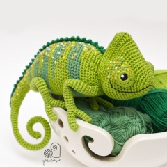 Carl the Chameleon amigurumi pattern by YarnWave
