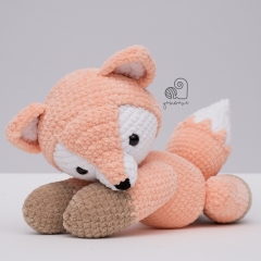 Fluffy fox amigurumi pattern by YarnWave