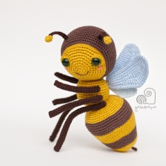 Hailee the Honey bee amigurumi pattern by YarnWave