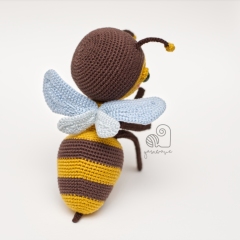 Hailee the Honey bee amigurumi by YarnWave