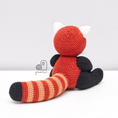 Ronnie the red panda amigurumi pattern by YarnWave