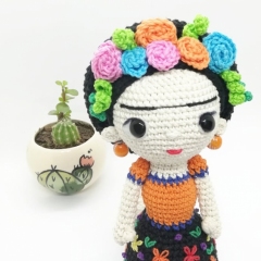 Doll with Flowers amigurumi by Conmismanoss