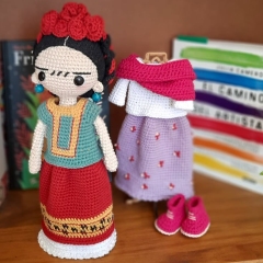 Frida and her outfits amigurumi by Conmismanoss