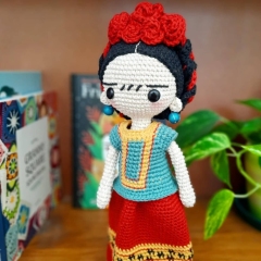 Frida and her outfits amigurumi pattern by Conmismanoss