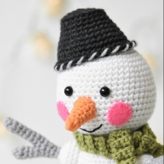 Martin the Light-hearted Snowman amigurumi by lilleliis
