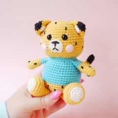 Carl the Cheetah amigurumi pattern by Cara Engwerda