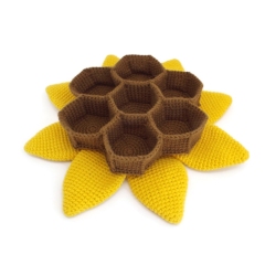 Beehive Flower amigurumi pattern by Smiley Crochet Things