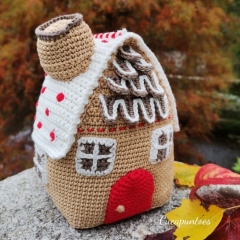 Gingerbread house amigurumi pattern by Cucapuntoes